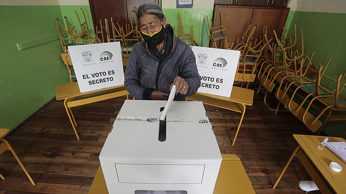 Telediario 1 - Los ecuatorianos acuden a las urnas para elegir en segunda vuelta al nuevo presidente
