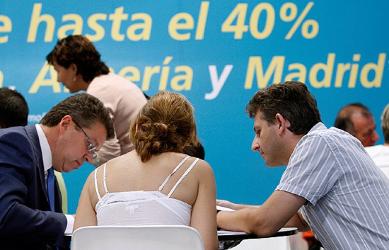 Los promotores encuentran una forma distinta de vender viviendas en la Feria de la Vivienda Outlet en Madrid.