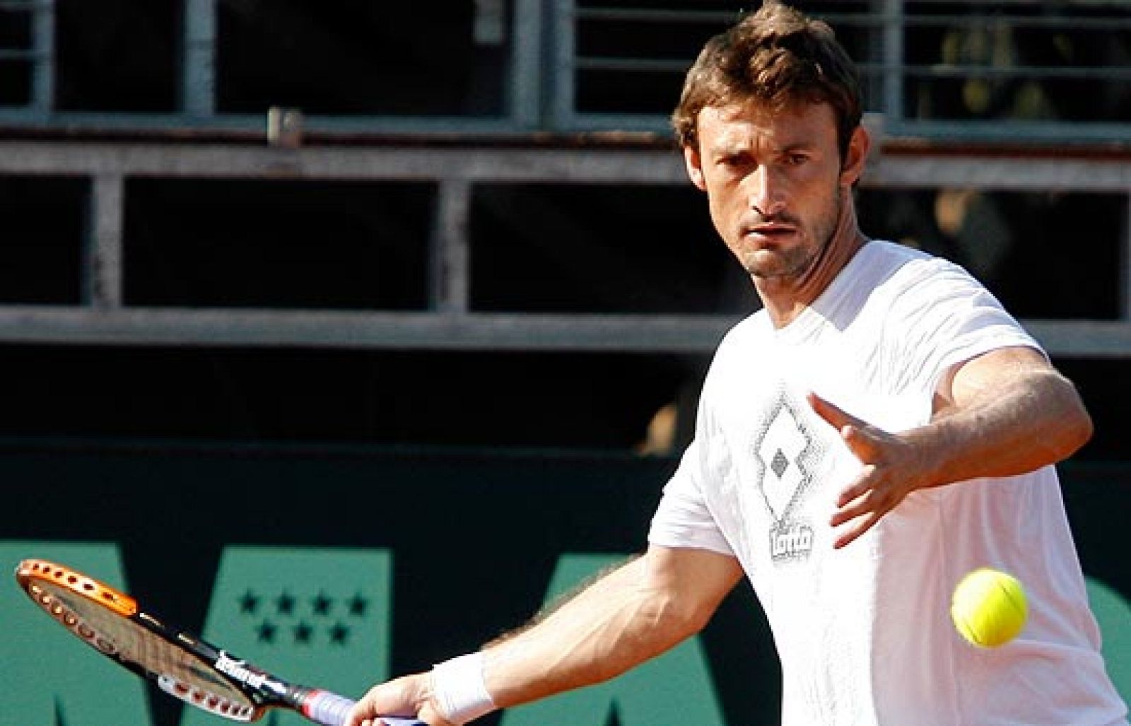 El equipo español de Copa Davis ya se entrena en Torrepacheco, en Murcia, para preparar las semifinales, este fin de semana, ante Israel. La novedad es la presencia de Juan Carlos Ferrero, que sustituye a Rafa Nadal.