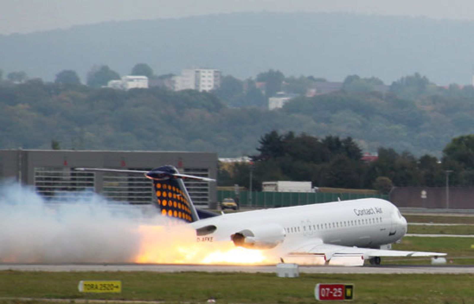 Un avión de Contact Air aterriza de emergencia en el aeropuerto de Stuttgart | Ver