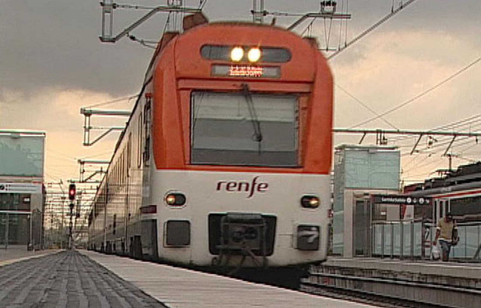 Renfe pagará 500 euros a una pasajera por supender el servicio de cercanías de Barcelona | Ver