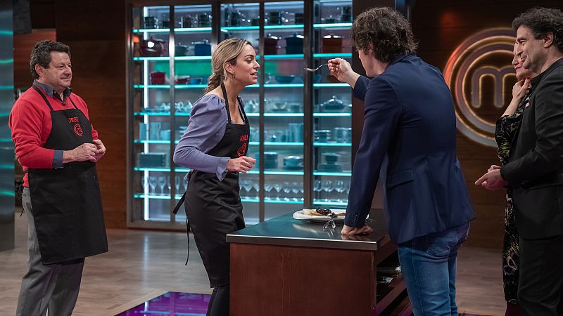 María prueba el terrible plato de Jesús | Ver