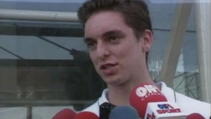 Deportes en el Archivo de RTVE - Pau Gasol vuelve a España tras el Draft de la NBA (2001)