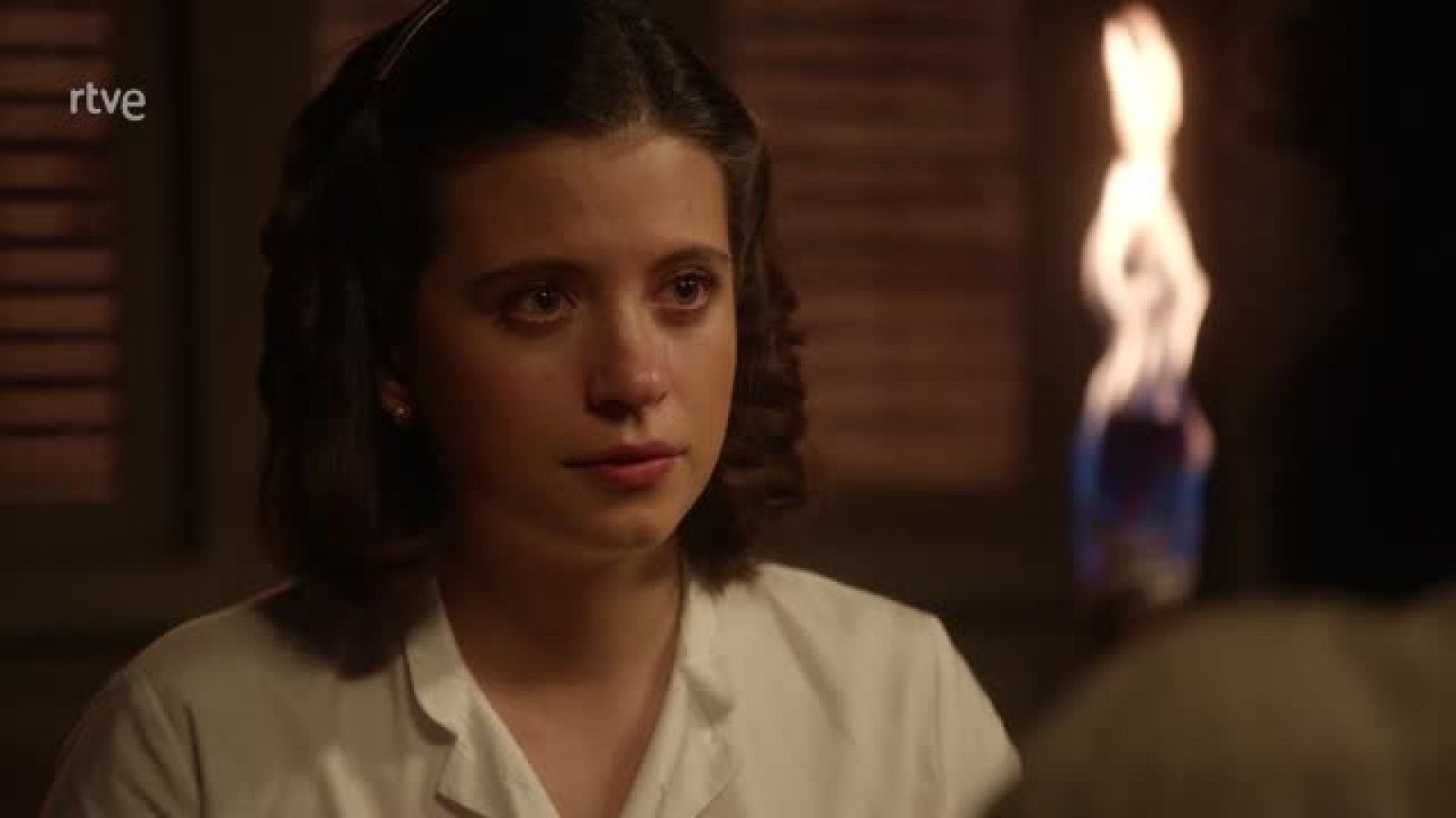 El chamán lee el futuro de Carmen en la fiesta