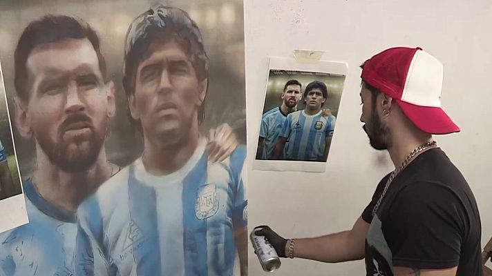 Telediario 1 - Un artista argentino triunfa con sus retratos de Maradona