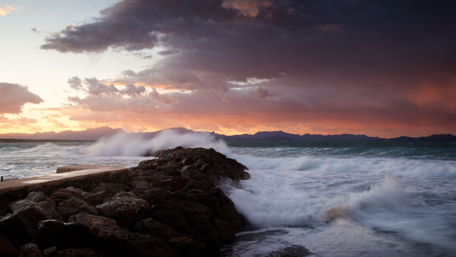 Viento fuerte en el Estrecho e intervalos de fuerte en Alborán y norte de Galicia - Ver ahora