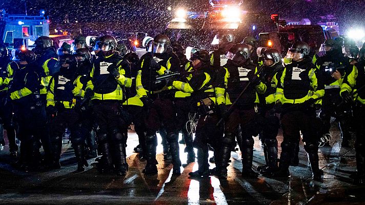 Telediario 1 - Un vídeo policial muestra cómo el niño latino de chicago es disparado con las manos en alto