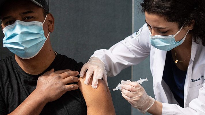 Telediario 1 - Los expertos insisten en la seguridad de AstraZeneca: "El mayor riesgo es el que pueda producir la infección por el virus"