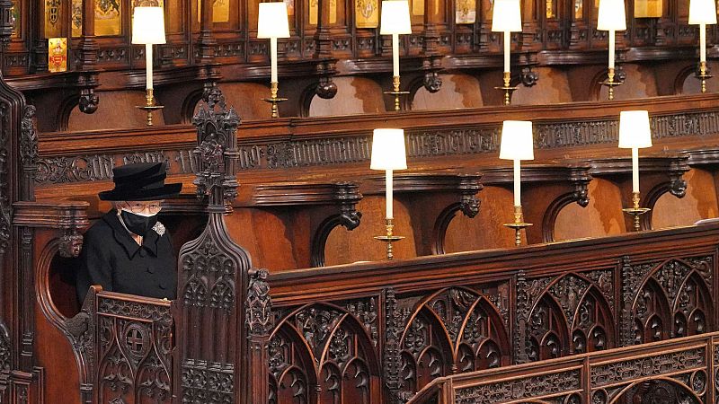 La soledad de Isabel II para dar su último adiós a su esposo, el duque de Edimburgo