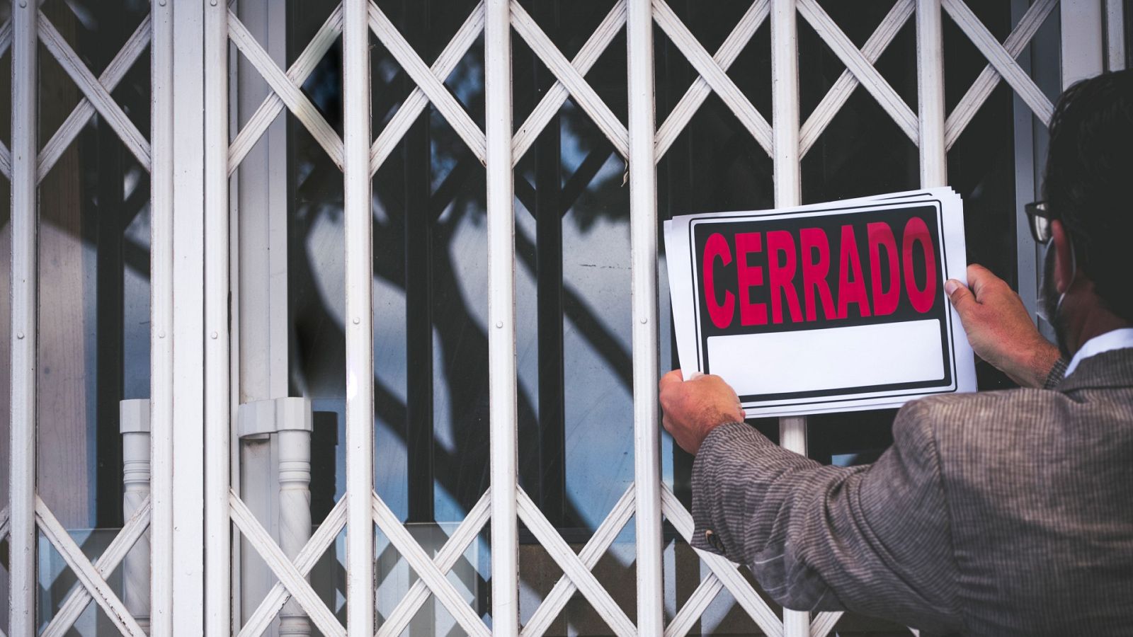 La pandemia de coronavirus deja un panorama desolador en muchas calles comerciales de España