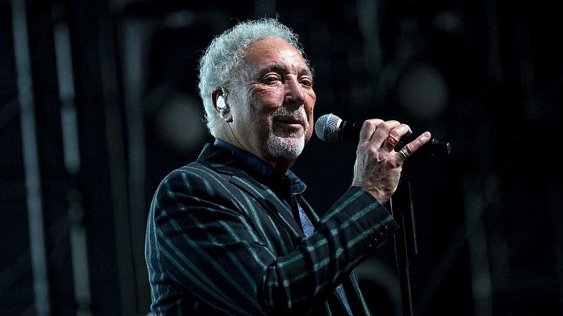 Tom Jones versiona sus grandes éxitos en su nuevo disco, 'Surrounded by time'