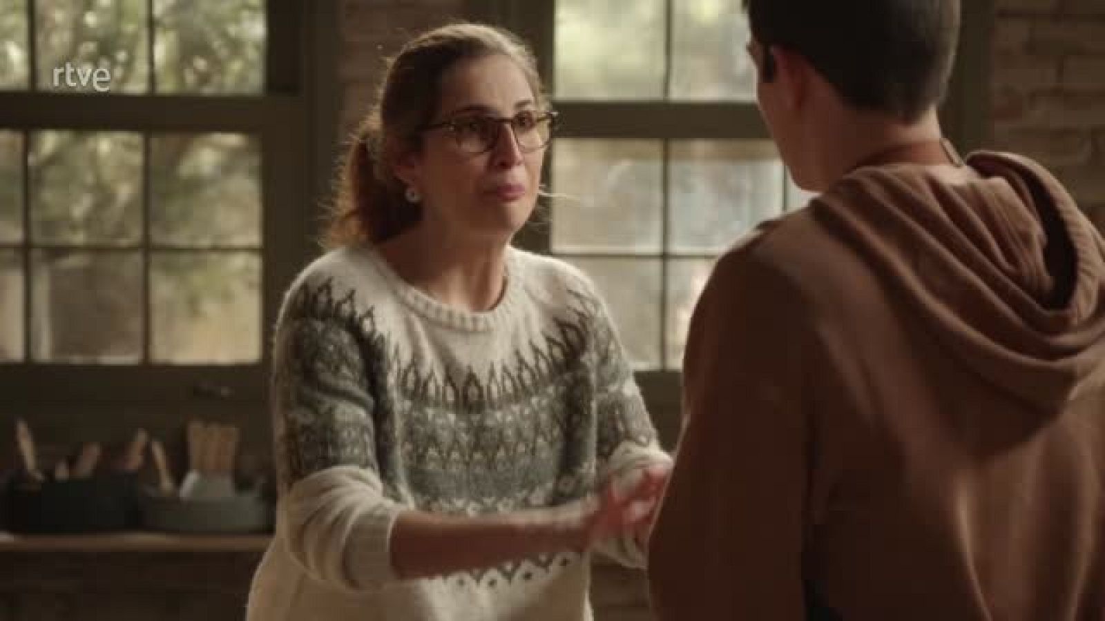 Julia despide a Ribero en el taller y Elena renuncia