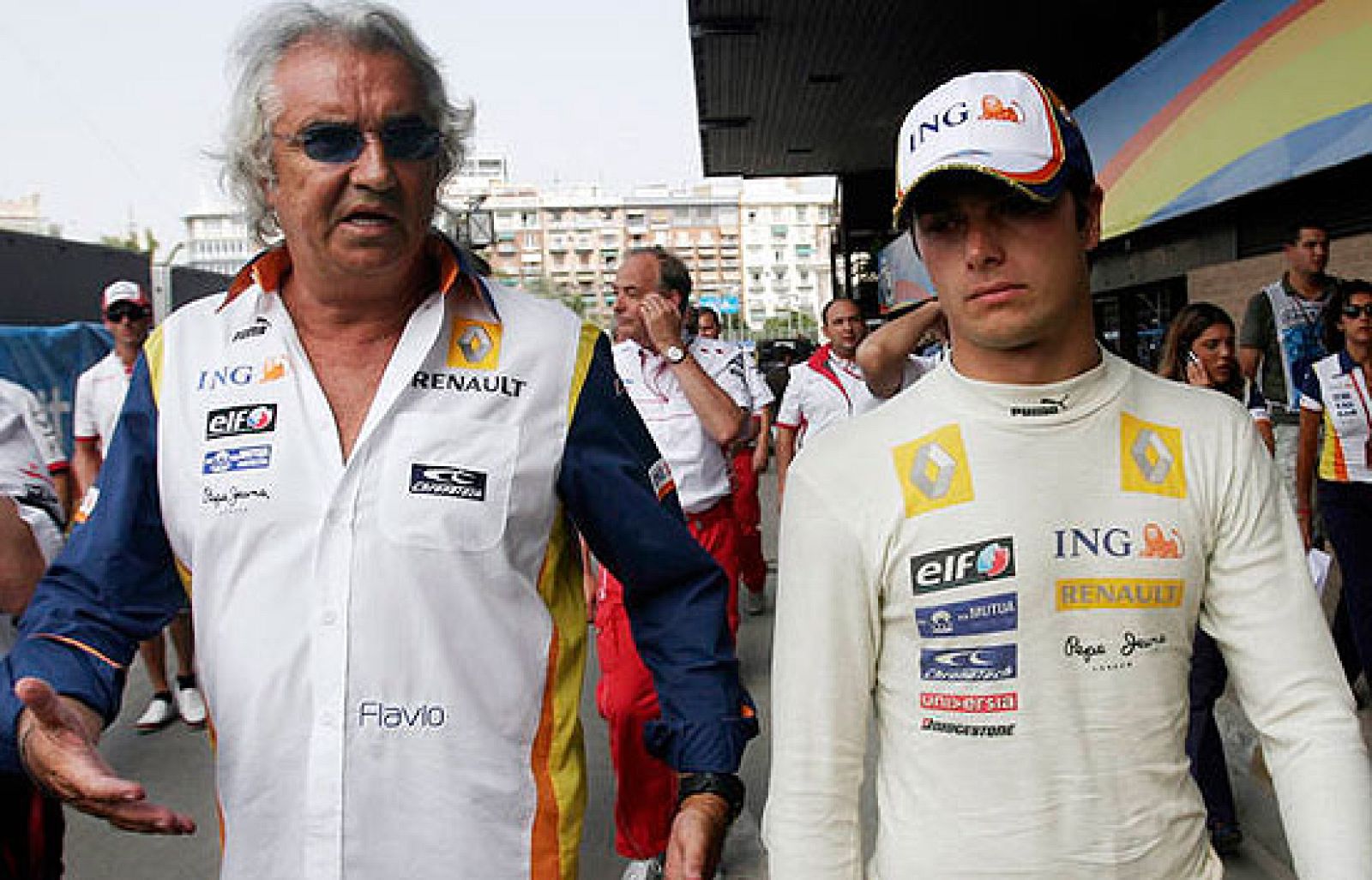 La escudería Renault ha anunciado el cese de su director deportivo, Flavio Briatore, y el ingeniero jefe, Pat Symonds, por el presunto amaño del Gran Premio de Singapur 2008.