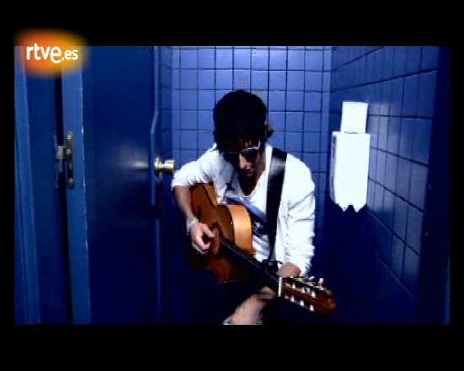 Fuera De Lugar: Adanowsky 'Estoy Mal' - Fuera de lugar - Acústicos | Ver