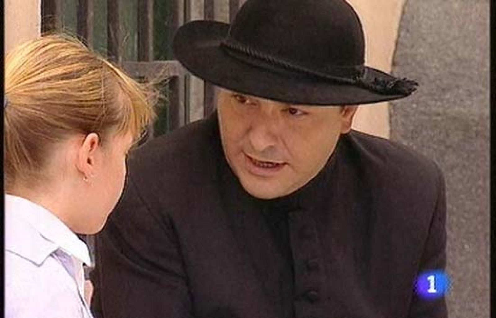 Amar - El padre Gaitán habla con Leonor - Amar en tiempos revueltos | Ver