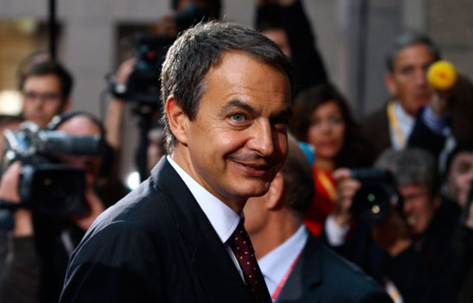 Zapatero asiste a una cena de trabajo en Bruselas con los jefes de Estado y de Gobierno de la UE | Ver