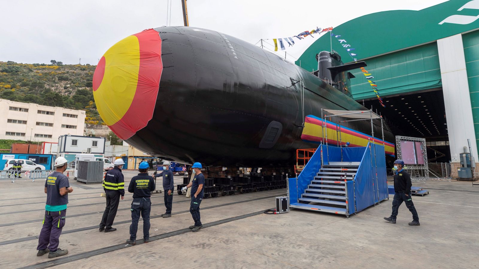 La familia real asiste a la puesta a flote del nuevo submarino de la Armada
