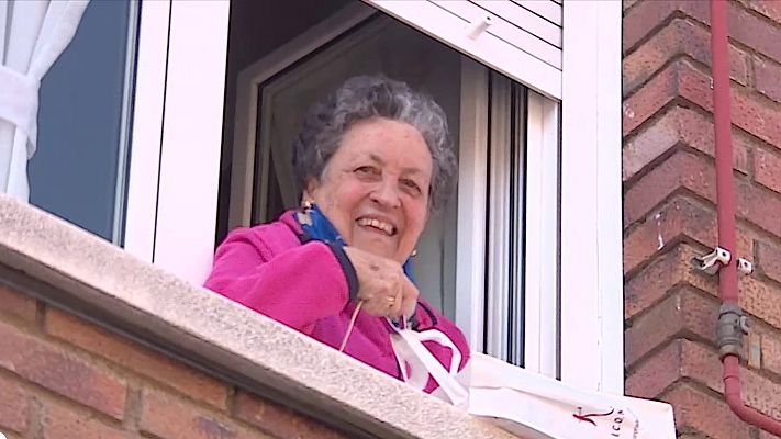 Telediario 1 - Una lectora de 81 años autoconfinada recibe los libros de la biblioteca a domiciliio
