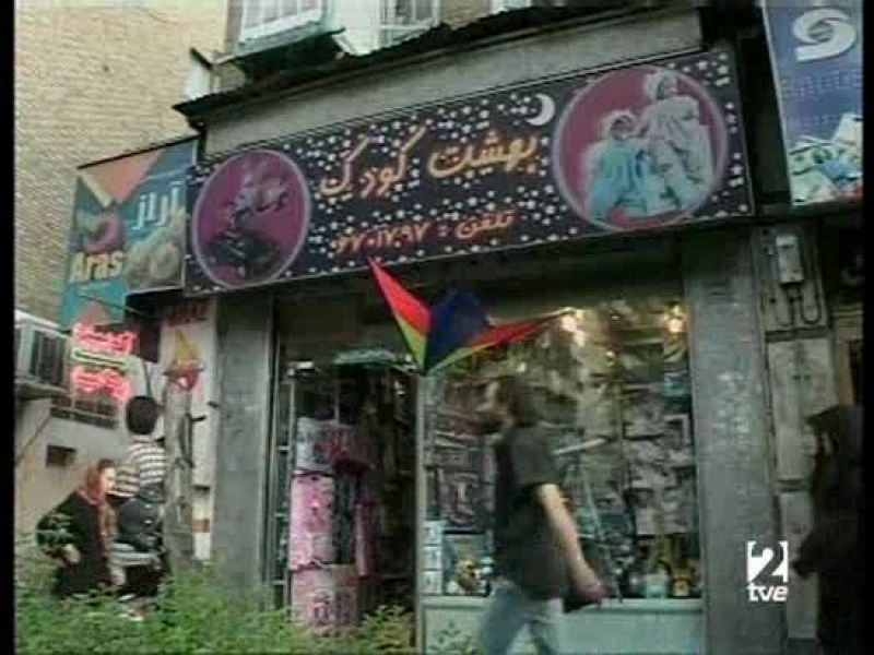 El fiscal general de Irán ha prohibido las muñecas Barbie en Irán, y recomienda en su lugar que se vendan muñecas autóctonas de Irán, como Dara y Sara.