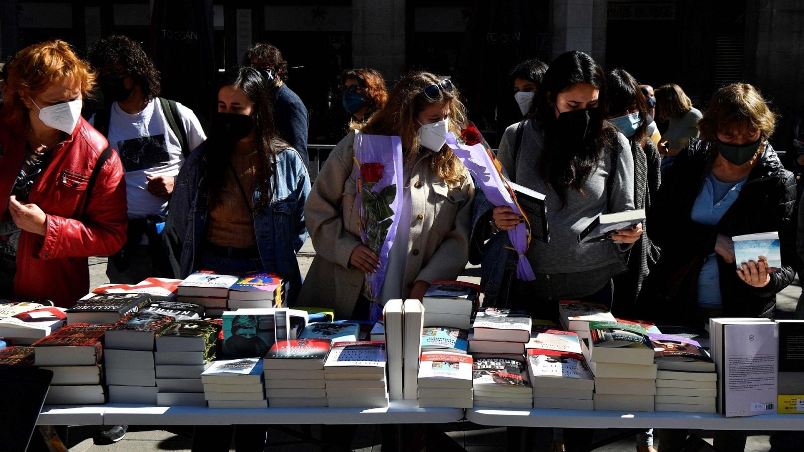 España Directo - Día de Sant Jordi en el Paseo de Gracia de Barcelona: así se ha celebrado