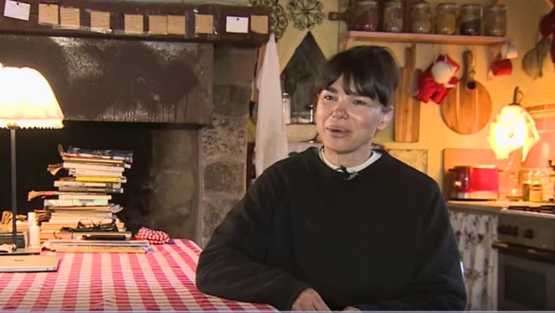 Beatriz Montáñez narra en 'Niadela' su vida desde hace cinco años en plena naturaleza | Ver