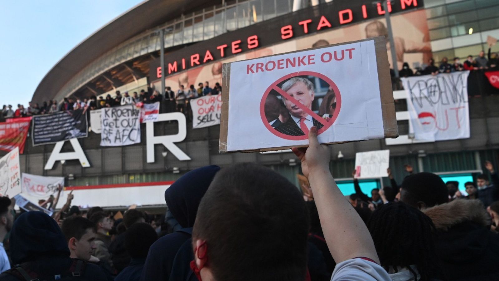 Protestas de la afición del Arsenal ante su estadio por la Superliga