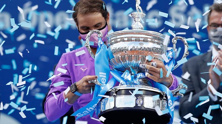 Tenis - Rafa Nadal alza el Trofeo Conde de Godó al cielo de Barcelona