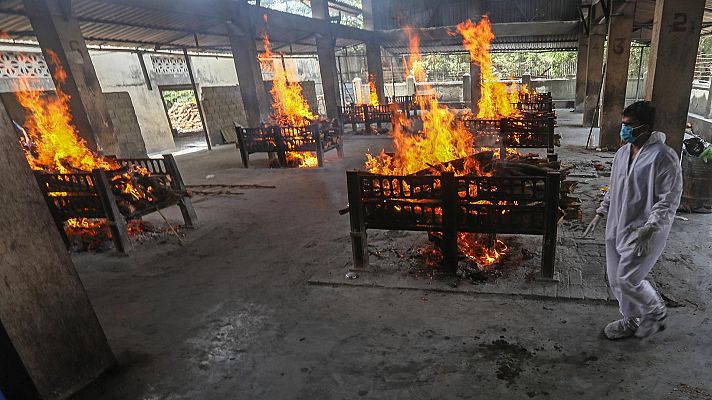 Telediario 1 - La segunda ola de coronavirus en India se descontrola mientras llega la ayuda internacional