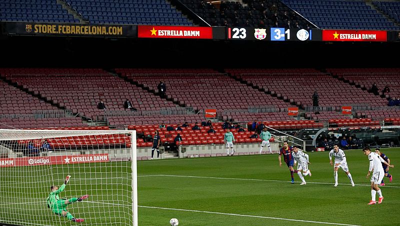 El público podría volver a los estadios de fútbol para presenciar los últimos partidos de liga