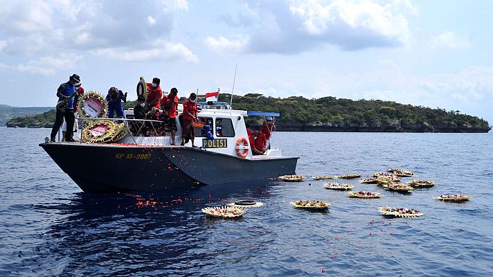 Telediario 1 - Un vídeo de los tripulantes del submarino hundido cantando emociona a Indonesia