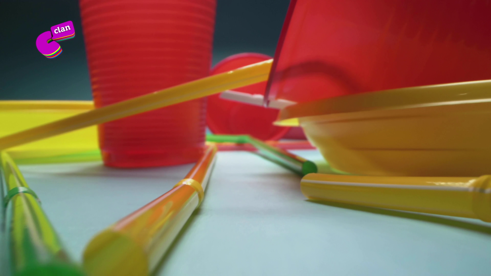 CAMPAÑA 'RECICLAJE' - El plástico castiga el medio ambiente - El mes de... | Ver