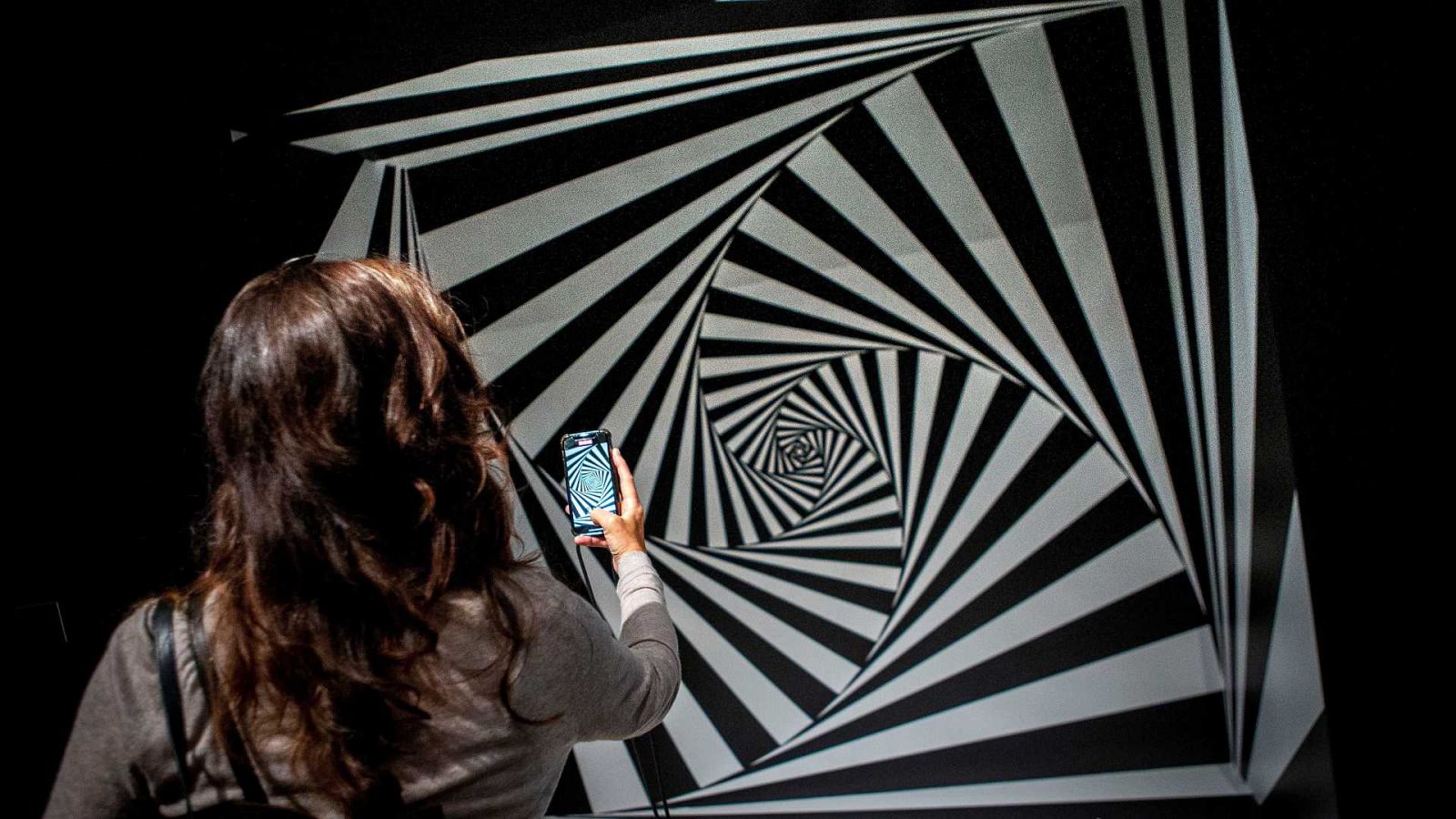 El Museo Marítimo de Barcelona expone las metamorfosis y perspectivas paradójicas de Escher