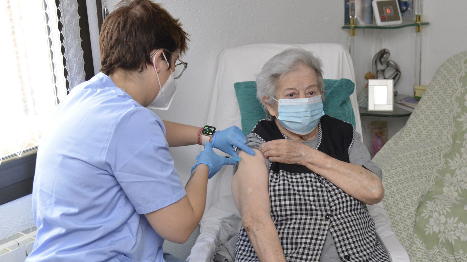 La llegada 'récord' de vacunas marca un punto de inflexión en la pandemia en España