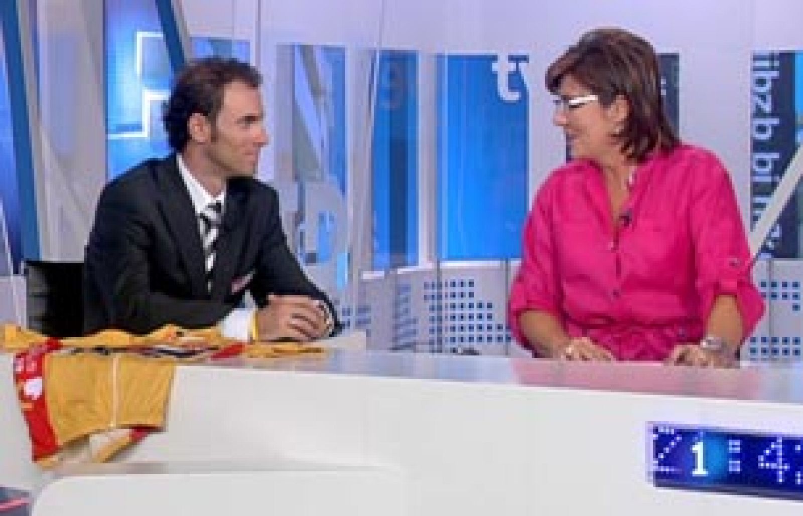 El flamante ganador de la 64ª edición de la Vuelta ciclista a España estuvo en el TD2 con su jersey oro, el último, porque el año que viene volverá a ser rojo.