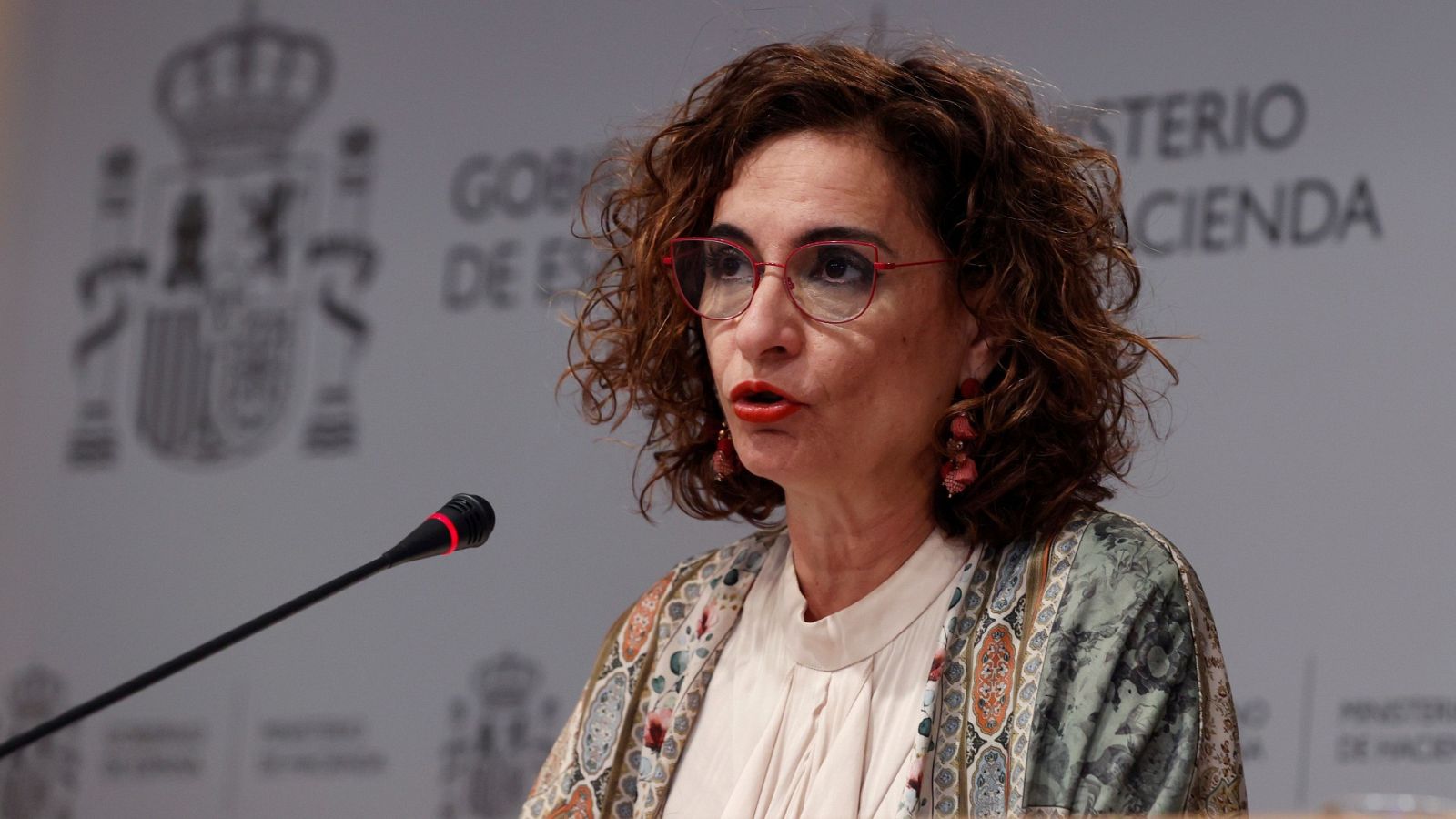 Montero destaca que el déficit caerá al 8,4 % este año - Informativo 24h | Ver