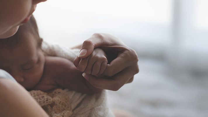 Telediario 1 - Una madre logra hacer la terapia 'piel con piel' a la vez con sus trillizos prematuros