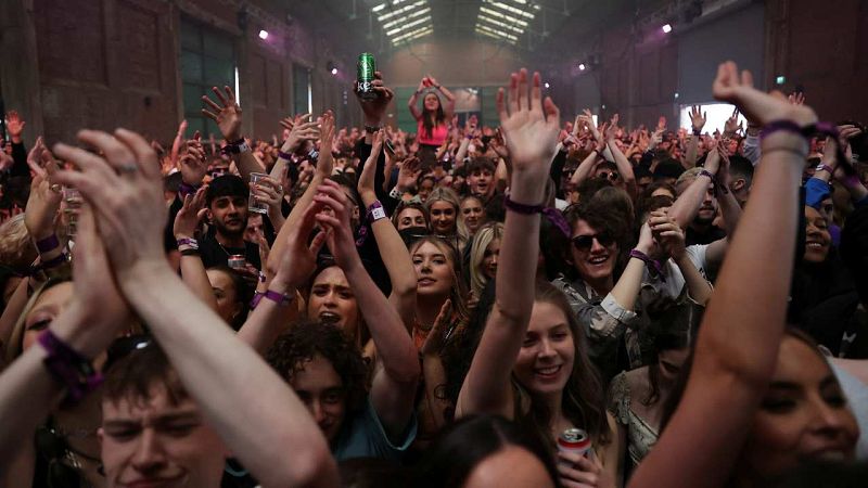 Una discoteca de Liverpool acoge a miles de personas en una prueba piloto con test de antígenos | Ver