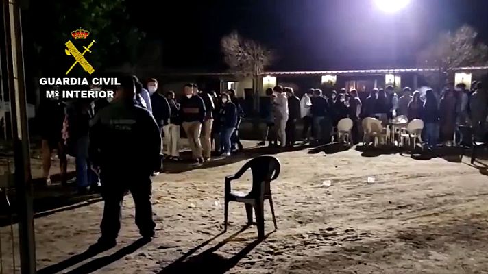 Informativo 24h - Desalojan en Madrid una macrofiesta universitaria con 400 estudiantes