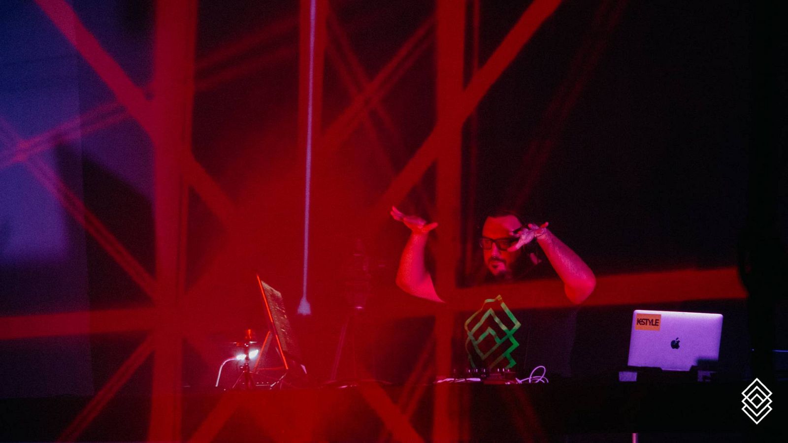 El concierto combina música en directo con sintetizadores y proyecciones 3D