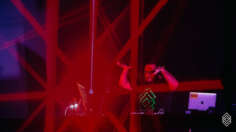 El concierto combina música en directo con sintetizadores y proyecciones 3D