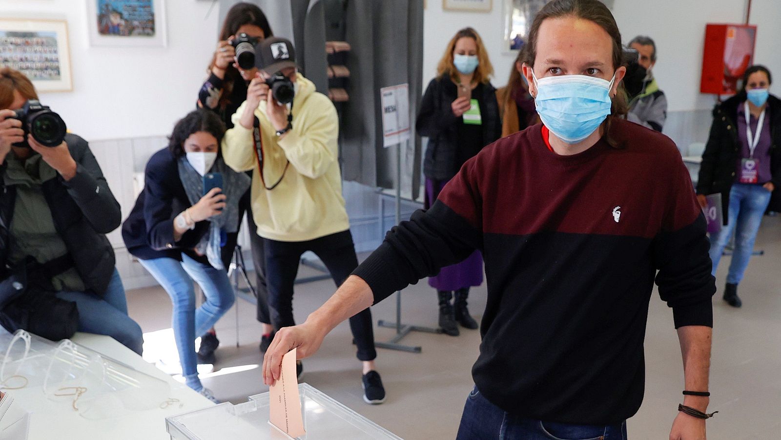 Elecciones 4M - Pablo Iglesias vota en un colegio de Galapagar - Informativo 24h | Ver