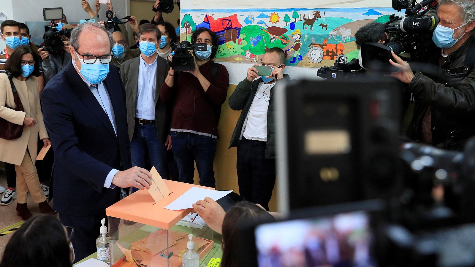 Elecciones 4M - Ángel Gabilondo vota pasadas las doce del mediodía - Informativo 24h | Ver