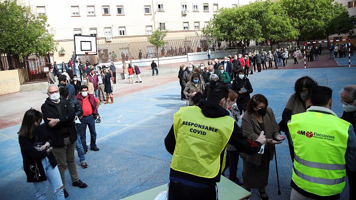 Informativo 24h - Largas colas en los colegios electorales de la Comunidad de Madrid