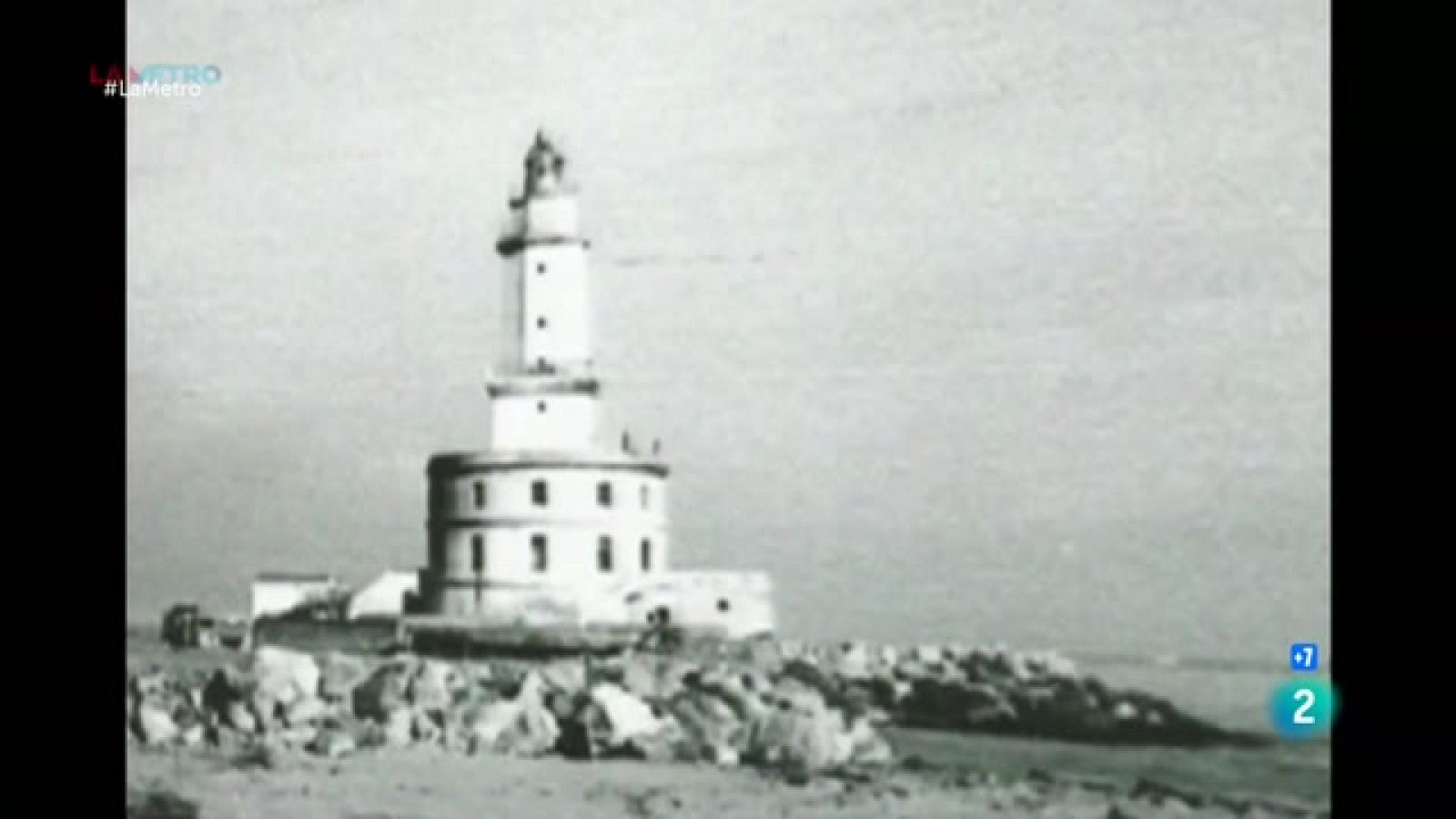 Anem a L'Hospitalet de Llobregat on miren cap el mar amb enyorança de la marina i el far que van perdre, per l'ampliació del Port de Barcelona, i amb la voluntat de recuperar un accés al mar.