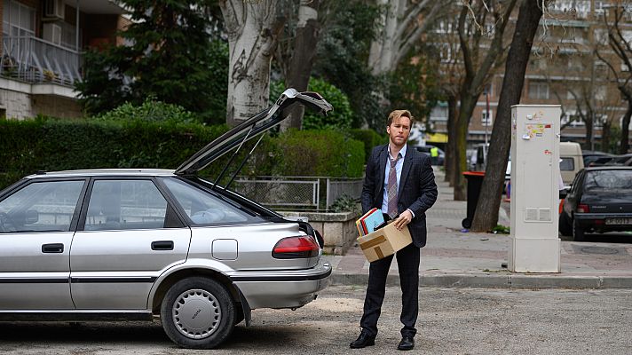 Cuéntame cómo pasó - Toni dimite y abandona Moncloa