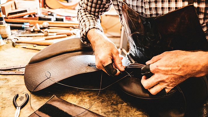 España Directo - La equitación, el salvavidas de los guarnicioneros