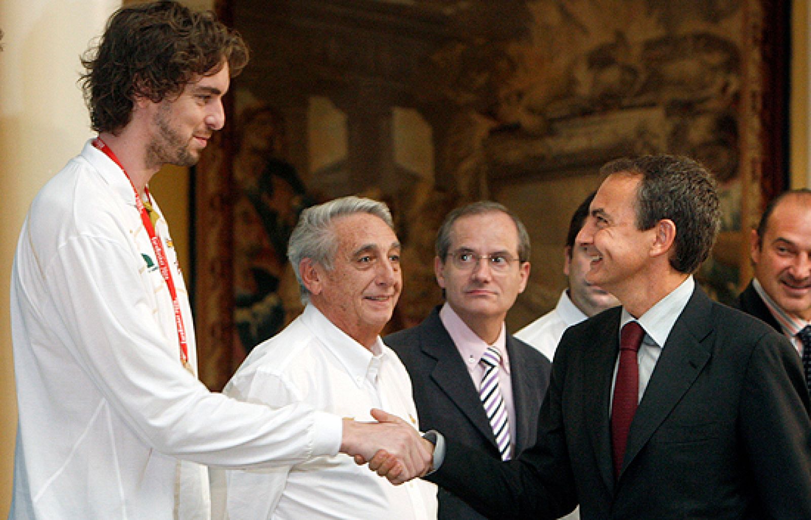 El presidente del Gobierno ha recibido en el palacio de La Moncloa a la selección española de baloncesto. José Luis Rodriguez Zapatero les ha dicho que "sois la mejor generación del baloncesto y estoy orgulloso de vosotros".