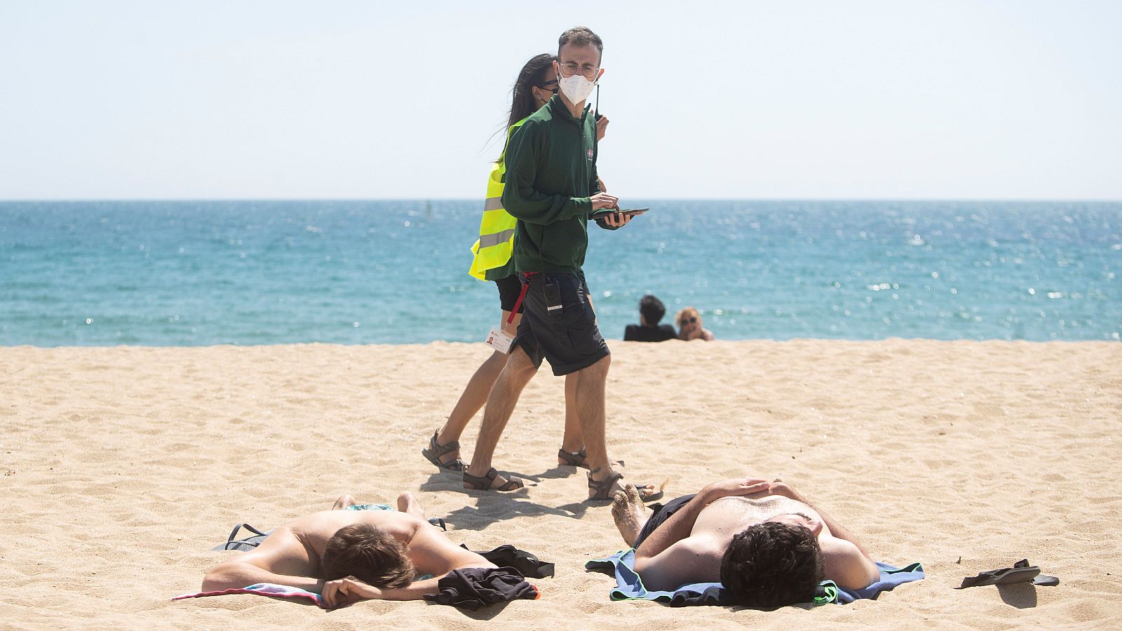 Sanidad plantea la posibilidad de vacunarse en los destinos veraniegos de larga estancia - Telediario 1 | Ver