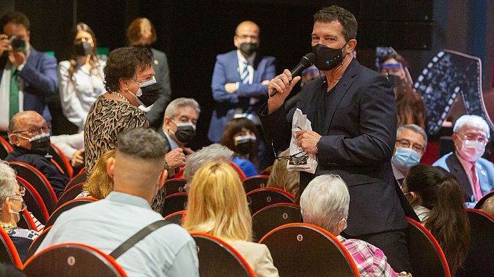 Telediario 1 - Antonio Banderas homenajea a los mayores en el teatro Soho de Málaga