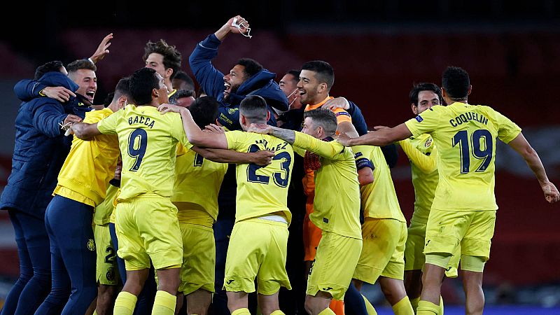 Los cánticos de celebración de los jugadores del Villarreal tras clasificarse para su primera final